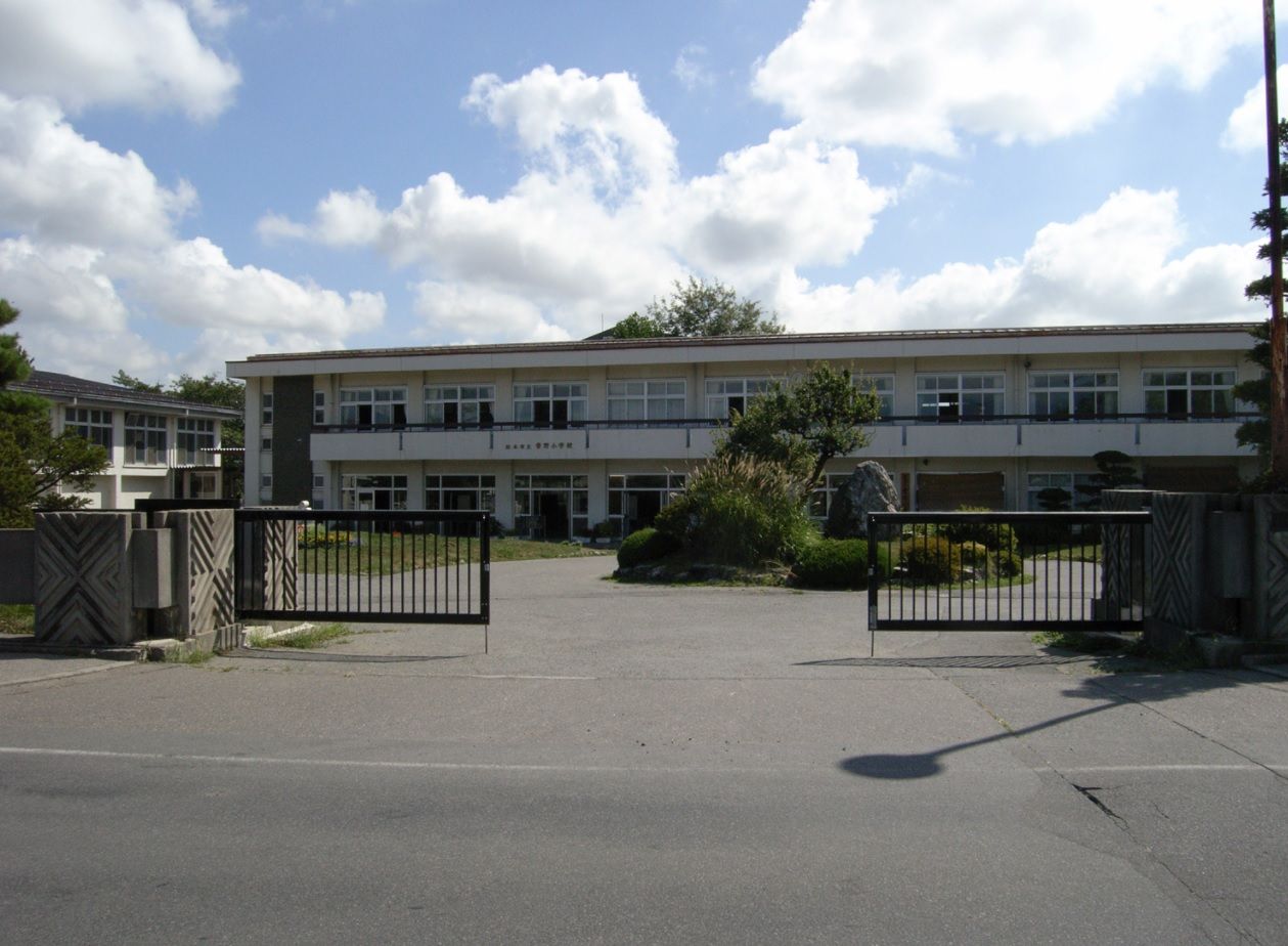 菅野小学校:約230m