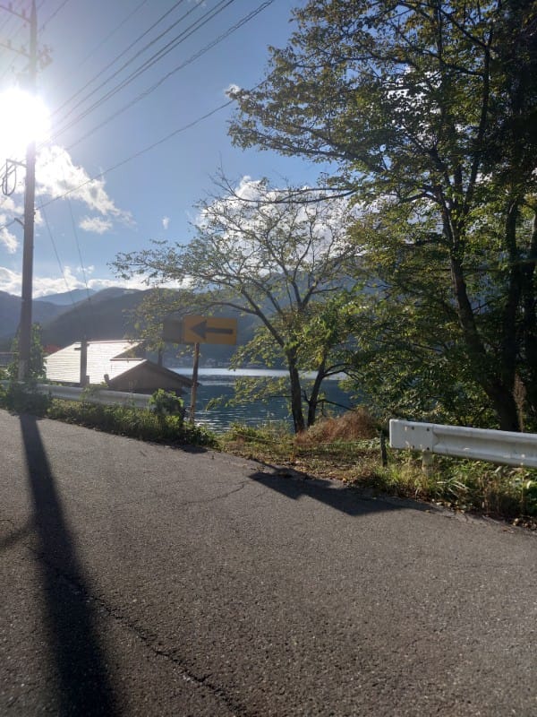 道路を挟んだ湖面側