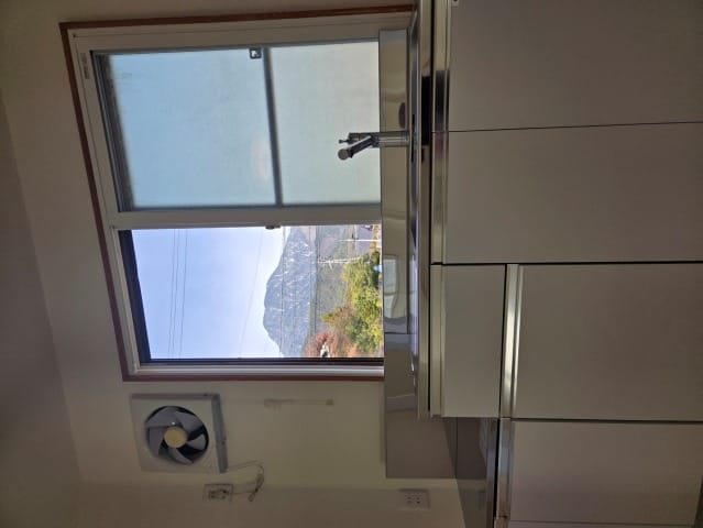西側窓から見える有明山